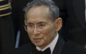 bhumibol_adulyadej_2010-9-29_2_cropped-e1476430301152